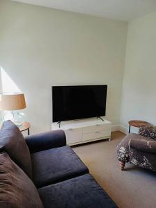考斯Stylish 1 Bedroom Flat in Heart of Cowes的配有沙发和平板电视的客厅