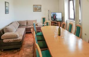 salon ze stołem i kanapą w obiekcie 6 Bedroom Cozy Apartment In Nin w Nin +23 zdjęcia