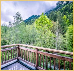 einen Holzbalkon mit Bergblick in der Unterkunft Le Solaris I Morzine in Morzine