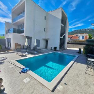 Bazén v ubytování Apartmani Nela nebo v jeho okolí