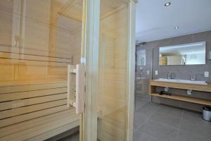 łazienka z sauną i umywalką w obiekcie Chalet Dorfkristall w mieście Bramberg am Wildkogel +37 zdjęć