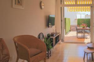 Televízia a/alebo spoločenská miestnosť v ubytovaní Casa 8 Parc Sant Ramon descanso y armonía + 29 fotografií