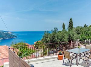 a table and chairs on a balcony with a view of the ocean at Cielo e Mare Cottage in Angón