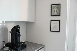 Calypso- Hollywood Apartment with Pool, Gym FREE parking的厨房或小厨房
