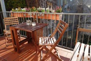 a wooden table and two chairs on a balcony at Cosy Studio, sunny balcony in It-District Neustadt in Dresden