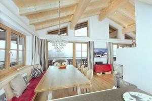 Istumisnurk majutusasutuses Grünerstein Chalet Jungbrunnen