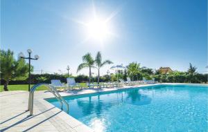 una grande piscina con sedie e il sole di Segesta a Case Campanella