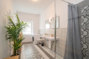 a bathroom with a toilet and a sink and a shower at Arbio Monteurzimmer Fredersdorf parking included in Altlandsberg-Süd