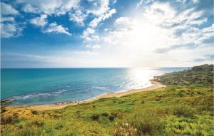 vista sull'oceano da una collina con spiaggia di Segesta a Case Campanella