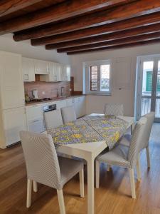 パレルモにあるPalazzo del Buonpastore by Casa Azzurra Apartmentsのダイニングルーム(テーブル、椅子付)