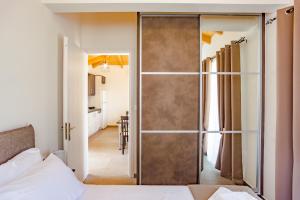 a bedroom with a sliding glass door leading to a kitchen at Cielo e Mare Cottage in Angón