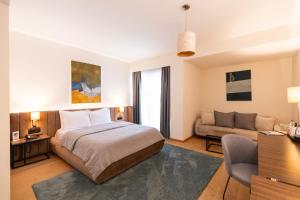 Rúm í herbergi á Hotel Sirius