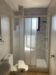 カソルラにあるEl 10 de Solar Bajoのシャワー、トイレ、洗面台を備えたバスルーム +43枚の写真