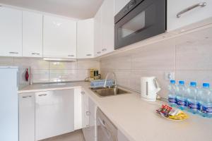 Kuchyňa alebo kuchynka v ubytovaní Sienkiewicza Blue Apartment