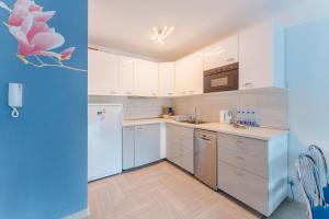 Kuchyňa alebo kuchynka v ubytovaní Sienkiewicza Blue Apartment