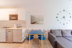 Kuchyňa alebo kuchynka v ubytovaní Sienkiewicza Blue Apartment
