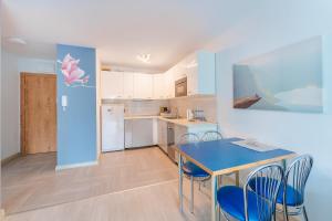 Kuchyňa alebo kuchynka v ubytovaní Sienkiewicza Blue Apartment
