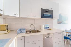 Kuchyňa alebo kuchynka v ubytovaní Sienkiewicza Blue Apartment