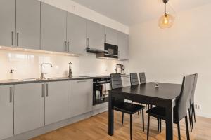 Η κουζίνα ή μικρή κουζίνα στο Dinbnb Apartments I 1 minute to tram! Newly built with balcony & 3 beds +9 φωτογραφίες