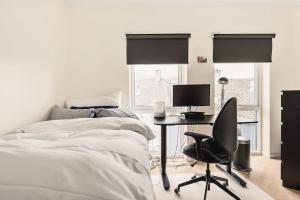Ένα ή περισσότερα κρεβάτια σε δωμάτιο στο Dinbnb Apartments I 1 minute to tram! Newly built with balcony & 3 beds
