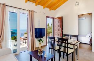 a living room with a table and chairs and a television at Cielo e Mare Cottage in Angón