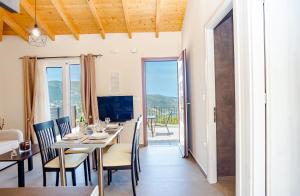 a dining room with a table and chairs and a balcony at Cielo e Mare Cottage in Angón
