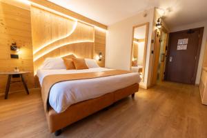 Łóżko lub łóżka w pokoju w obiekcie Hotel Petit Tournalin