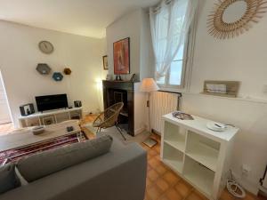 a living room with a couch and a table at Charmante Maison La Source 2p 50m2 Quartier Paul Bert in Tours