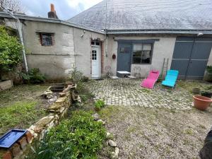 two pink and blue chairs in front of a house at Charmante Maison La Source 2p 50m2 Quartier Paul Bert in Tours