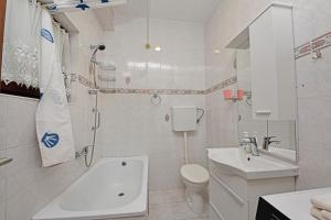 Ein Badezimmer in der Unterkunft Apartments Dulabic