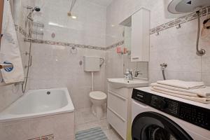Ein Badezimmer in der Unterkunft Apartments Dulabic