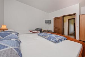 Ein Bett oder Betten in einem Zimmer der Unterkunft Apartments Dulabic