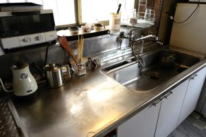 Cucina o angolo cottura di 海と西一棟貸し宿