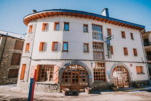 un edificio blanco con techo redondo en Hostal Alto Aragon, en Villanúa
