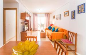 ein Wohnzimmer mit Tisch und Couch in der Unterkunft Gorgeous Apartment In Oropesa Del Mar in Oropesa del Mar