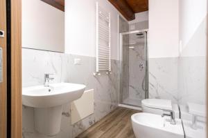 パレルモにあるPalazzo del Buonpastore by Casa Azzurra Apartmentsの洗面台とトイレを備えた白いバスルーム +48枚の写真