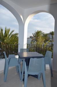 Una mesa y sillas en un balcón con vista al mar. en Aldeas Taray Admer 003, en La Manga del Mar Menor