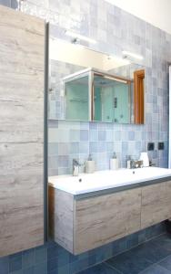 un baño con lavabo y espejo en La Casa di Dante Bologna, en Sala Bolognese