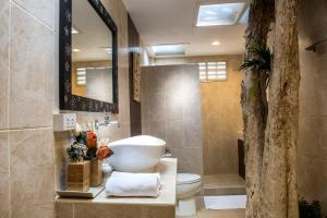 Ένα μπάνιο στο The C Samet Beach Resort SHA Plus
