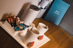 Příslušenství pro přípravu čaje a kávy v ubytování OYO The Red Lion Hotel