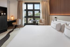 Кровать или кровати в номере Hotel Meliá Bilbao