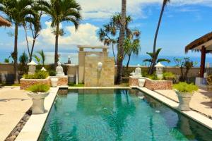 una piscina in un resort con palme di Orchid 1 BR Quirky Garden Room Single AN17 a Mangsit