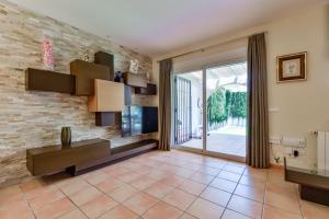 a living room with a stone wall at Bungalow Puerta del Sol en Calpe in Calpe