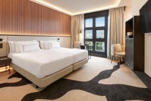 Кровать или кровати в номере Hotel Meliá Bilbao