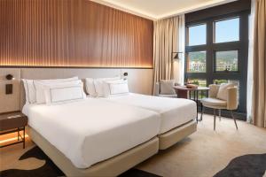 Кровать или кровати в номере Hotel Meliá Bilbao