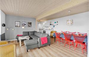 SundsøreにあるThree-Bedroom Holiday Home In Farsoのソファとテーブルと椅子のあるリビングルーム