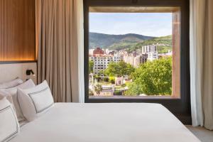 Кровать или кровати в номере Hotel Meliá Bilbao