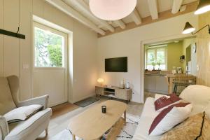 TV a/nebo společenská místnost v ubytování Le Cottage du Haras - Petite maison au calme