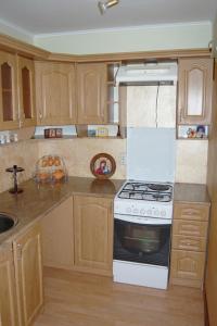 uma cozinha com um fogão e um forno com placa de fogão branca em Merydian em Yasinia