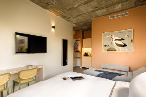 TV a/nebo společenská místnost v ubytování Savanna - by Loginn Tel-Avivian hotels